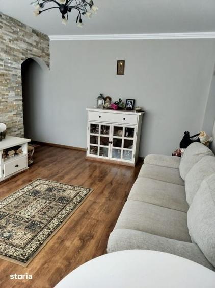 Apartament cu 3 camere semidecomandat în Craiovița Nouă