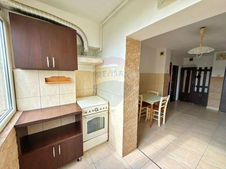Apartament cu 3 camere decomandat, mobilat în Miorița