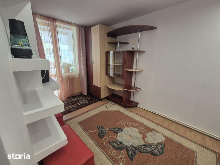 Apartament cu 3 camere semidecomandat în Central