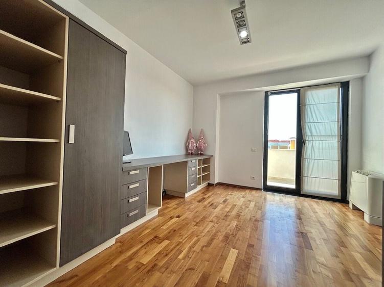 Apartament cu 4 camere decomandat, mobilat în Iancu Nicolae