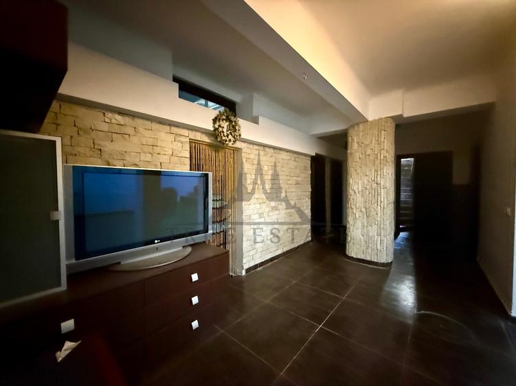 Casă individuală cu 15 camere cu Canalizare în Capitale