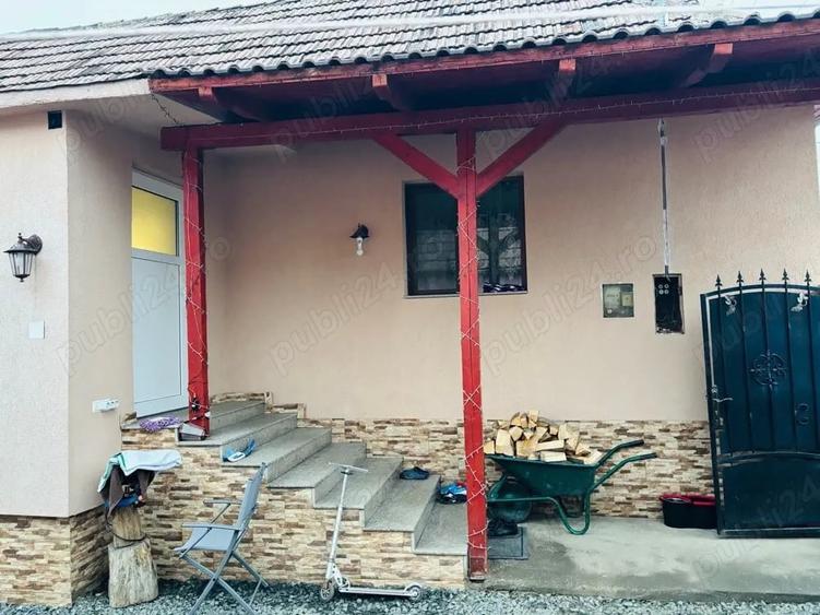 Casă cu 5 camere cu Teren 900 Mp în Cristian