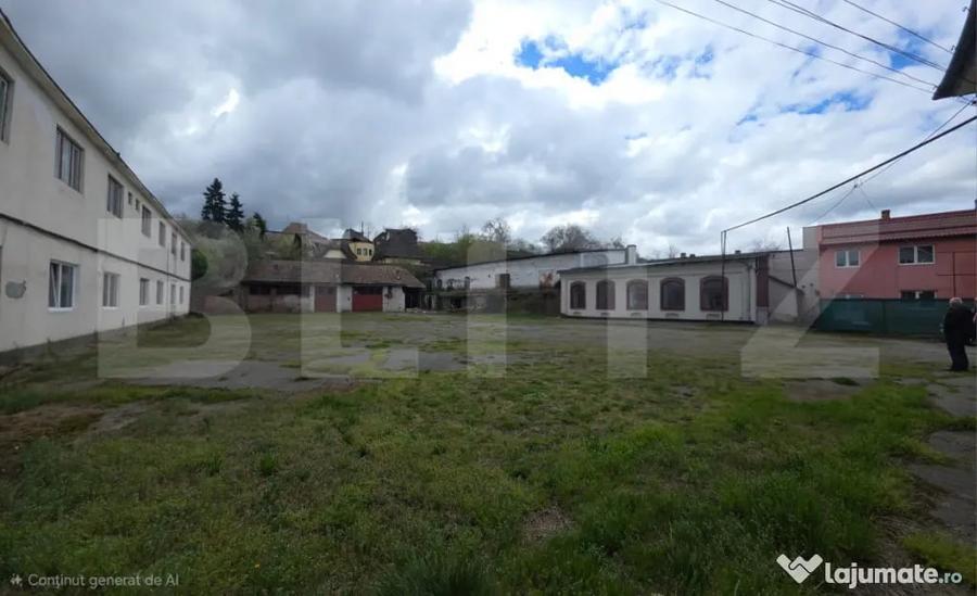 Casă cu 7 camere cu Teren 3000 Mp în Semicentral