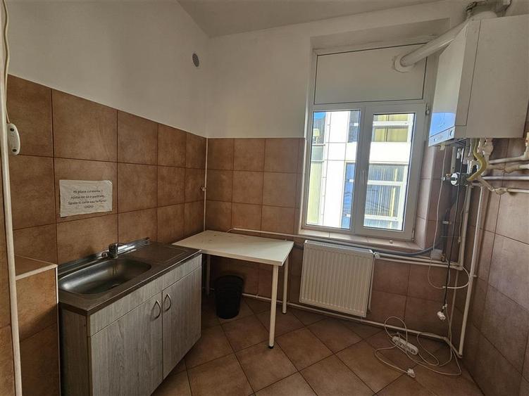 Casă individuală cu 20 camere cu Canalizare în Central