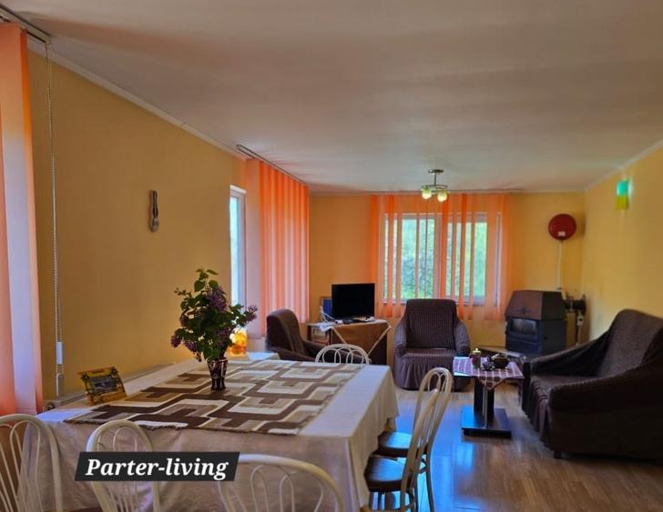 Casă individuală cu 5 camere cu Teren 935 Mp în Central
