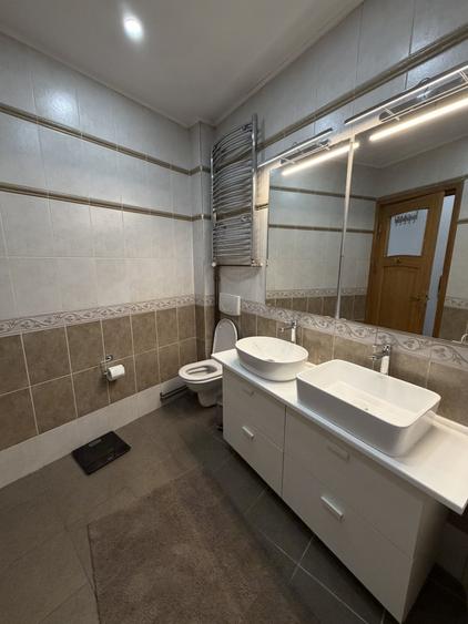 Apartament cu 3 camere semidecomandat, mobilat în Ultracentral