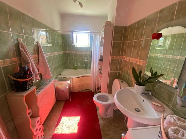Apartament cu 4 camere decomandat în Petros
