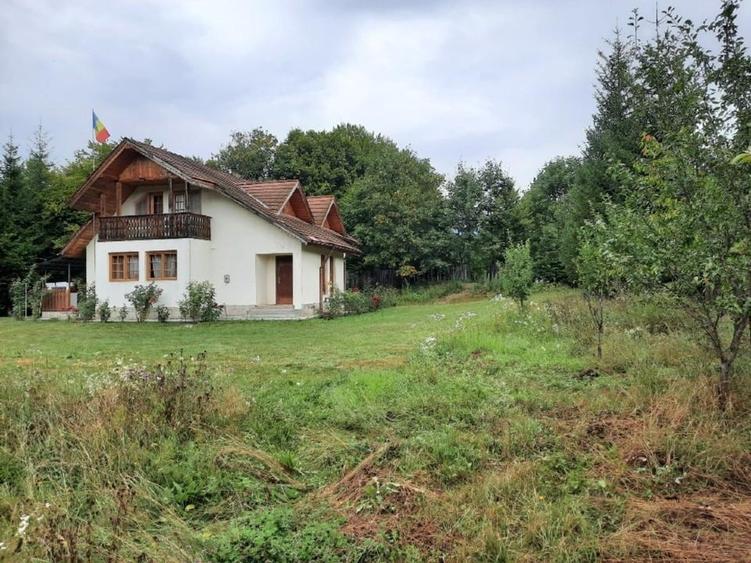 Casă individuală cu 5 camere cu Teren 4070 Mp în Soveja