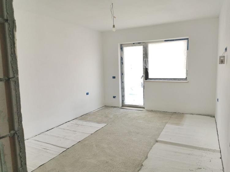 Apartament cu 4 camere decomandat în Tractorul