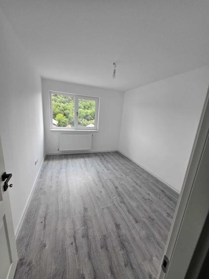 Apartament cu 4 camere decomandat în Exterior Vest
