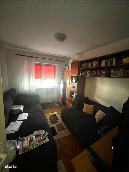 Apartament cu 4 camere decomandat în Lipovei