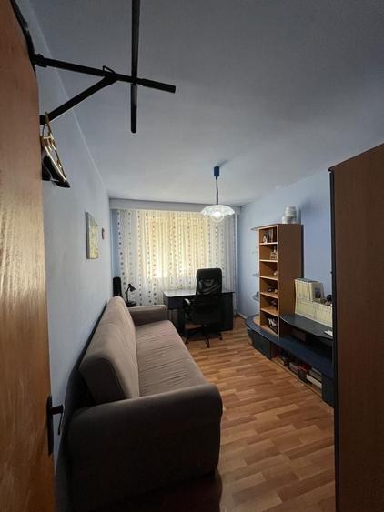 Apartament cu 4 camere decomandat în Central