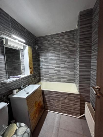 Apartament cu 3 camere semidecomandat în Tătărași