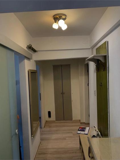 Apartament cu 3 camere semidecomandat în Punctele Cardinale