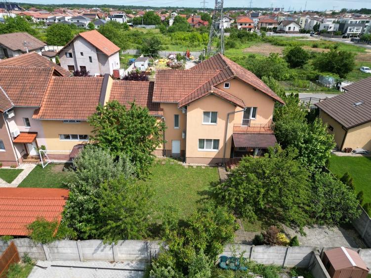Casă individuală cu 7 camere cu Canalizare în Dumbrăvița