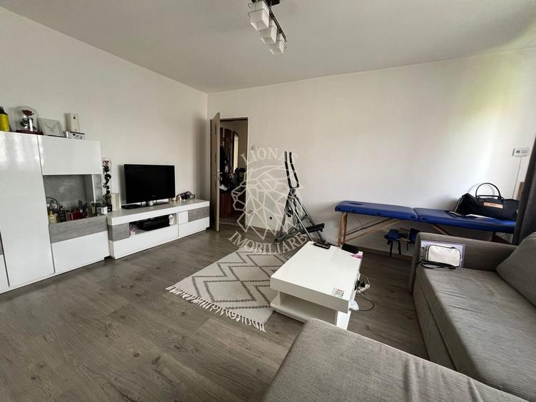 Apartament cu 2 camere semidecomandat, mobilat în Decebal