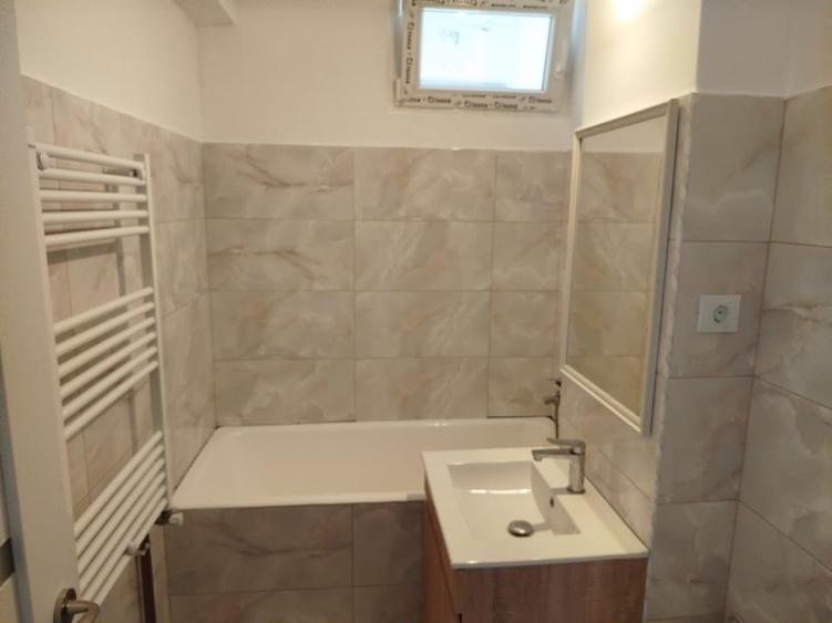 Apartament cu 3 camere decomandat, mobilat în Tractorul