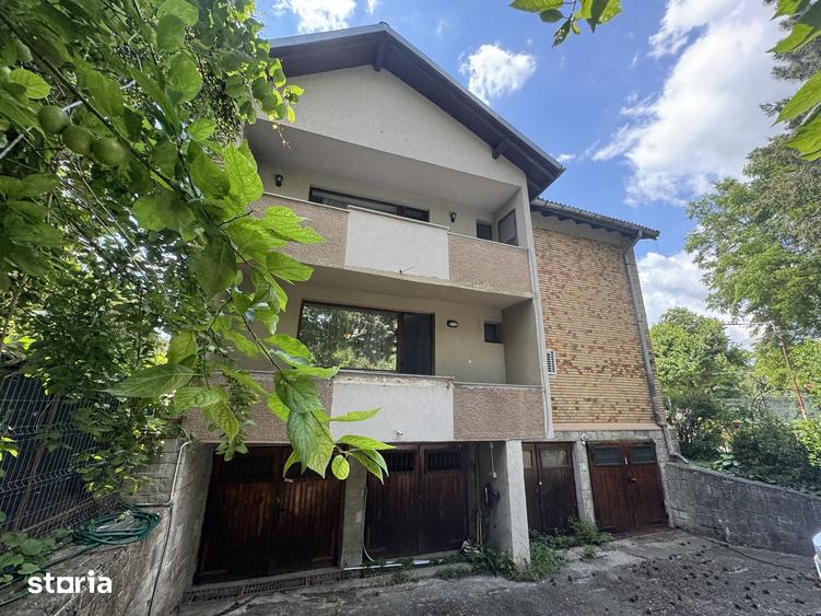 Apartament cu 4 camere decomandat în Central