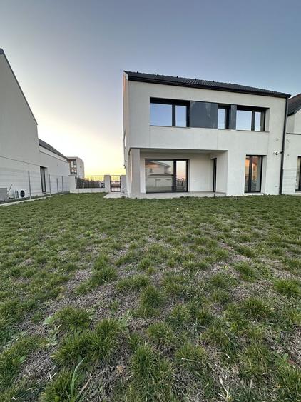 Duplex cu 4 camere cu Canalizare în Exterior Nord