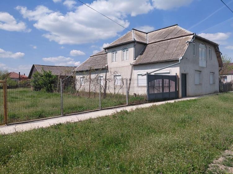 Casă cu 4 camere în Sânmartin