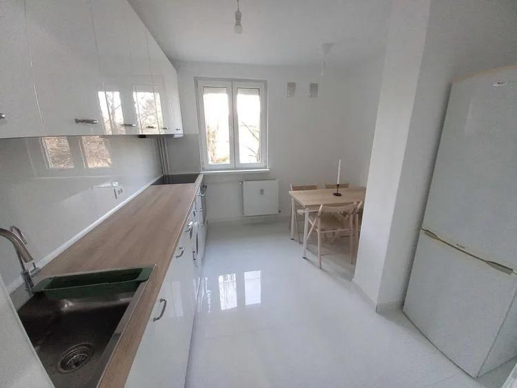 Apartament cu 3 camere decomandat, mobilat în Arcul de Triumf