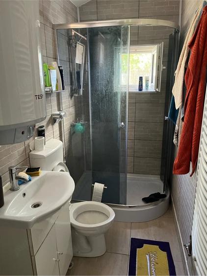 Apartament cu 3 camere semidecomandat, mobilat în Central