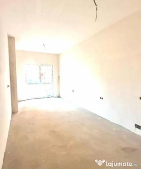 Apartament cu 4 camere decomandat în Florești