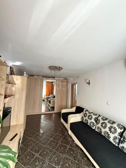 Apartament cu 2 camere semidecomandat, mobilat în Mărgeanului