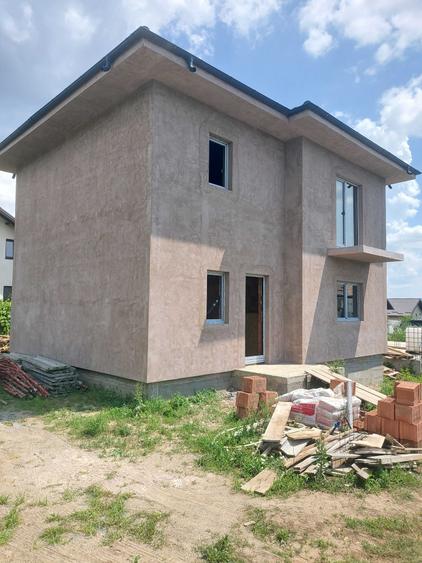 Casă cu 4 camere în Valea Adâncă