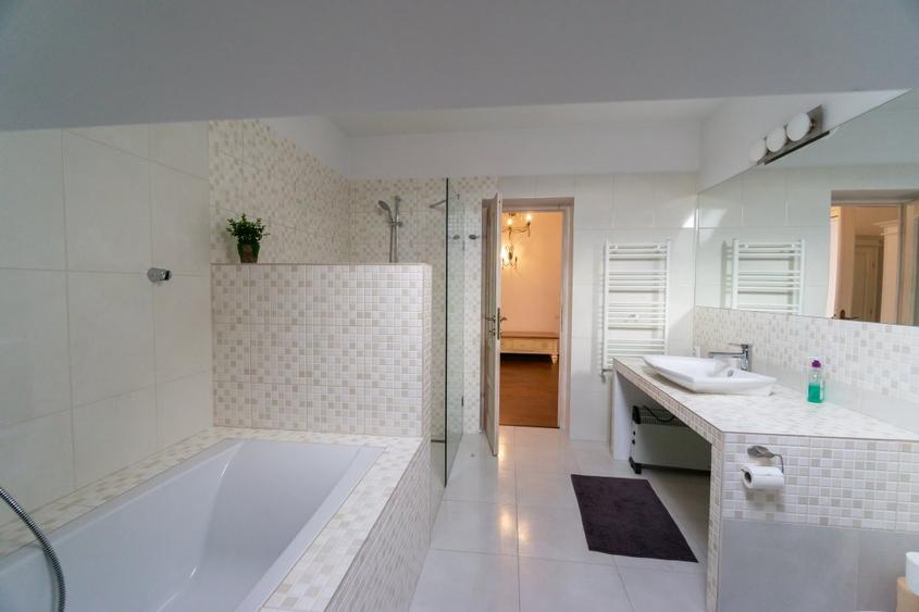 Apartament cu 5 camere decomandat în Calea Dumbrăvii