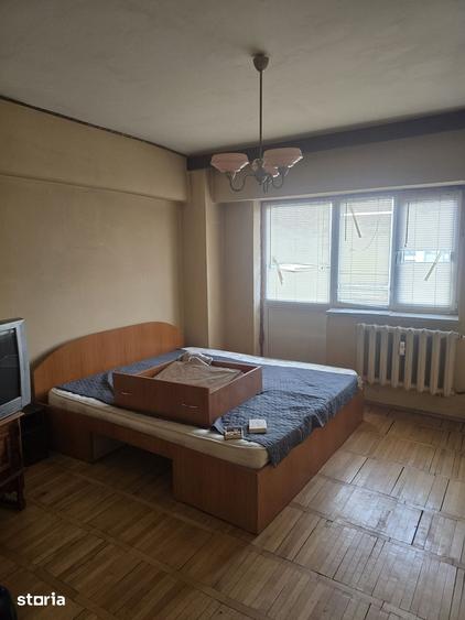 Apartament cu 3 camere în Calea București