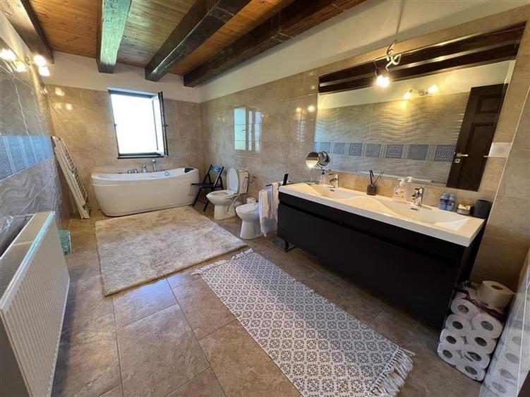 Casă individuală cu 6 camere cu Teren 46000 Mp în Herghelia