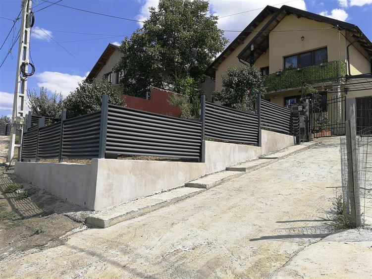 Casă individuală cu 4 camere cu Garaj în Uricani