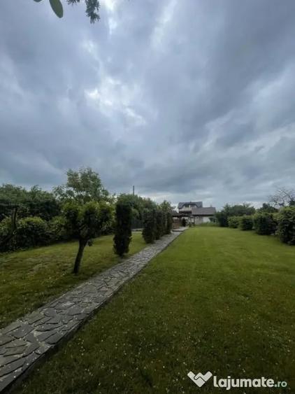 Casă cu 8 camere cu Piscina în Săsar