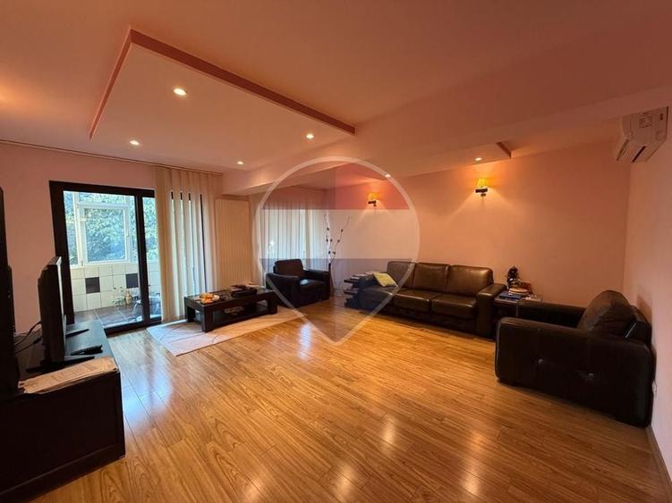 Apartament cu 4 camere decomandat în Central