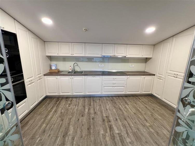 Apartament cu 6 camere decomandat, mobilat în Poiana Brașov