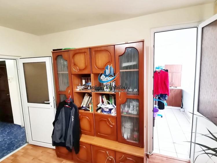 Apartament cu 3 camere semidecomandat în Mărăței