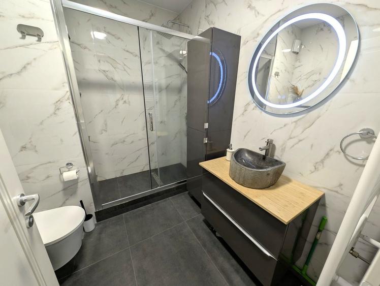 Apartament cu 3 camere semidecomandat, mobilat în Zorilor