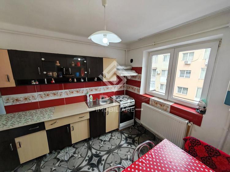 Apartament cu 3 camere semidecomandat în Central