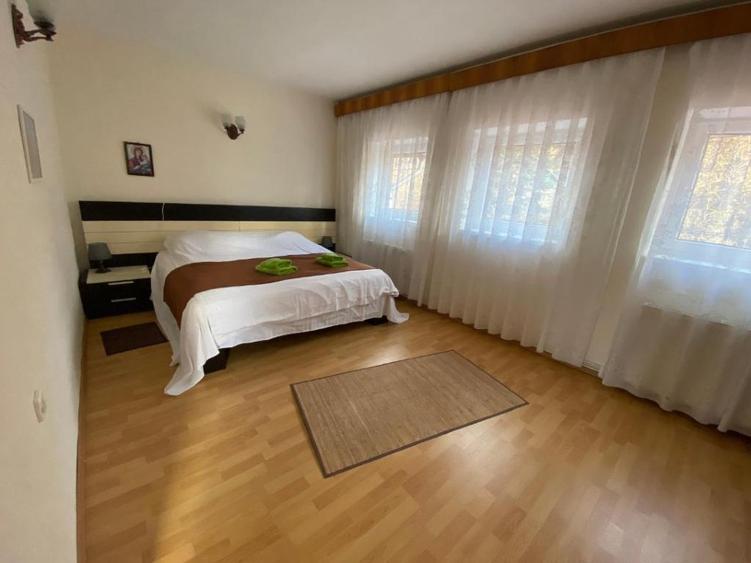 Casă individuală cu 8 camere cu Teren 615 Mp în Central