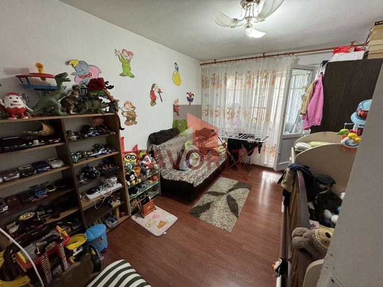 Apartament cu 3 camere semidecomandat, mobilat în Circumvalațiunii