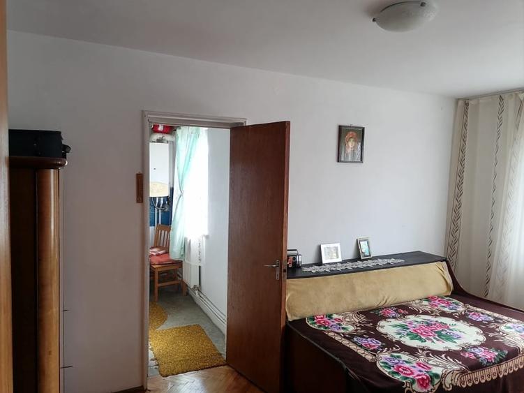 Apartament cu 3 camere semidecomandat, mobilat în Trivale