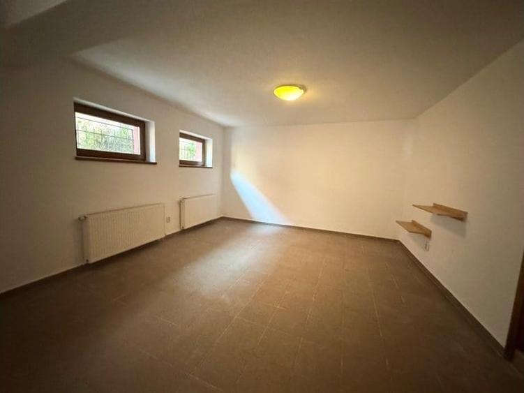 Casă cu 8 camere cu Teren 250 Mp în Tei