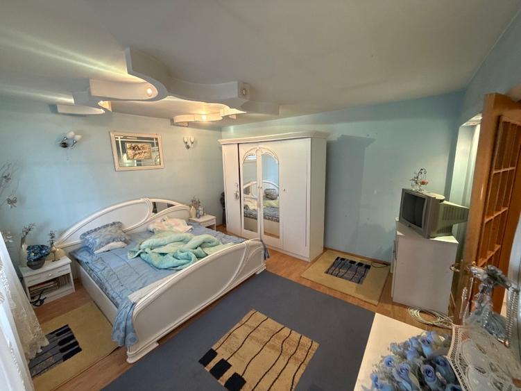 Apartament cu 5 camere semidecomandat, mobilat în Central