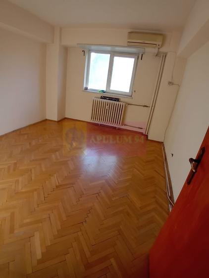Apartament cu 4 camere decomandat în Libertății
