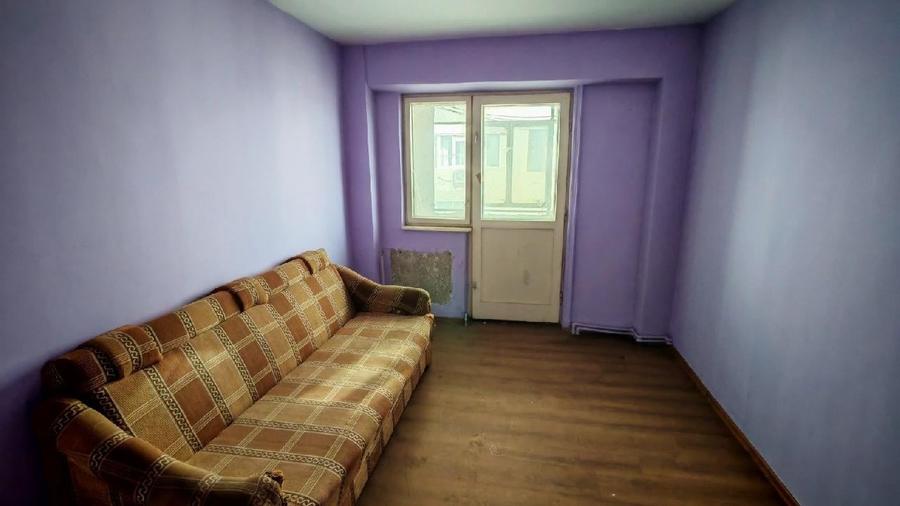Apartament cu 4 camere semidecomandat în Sud