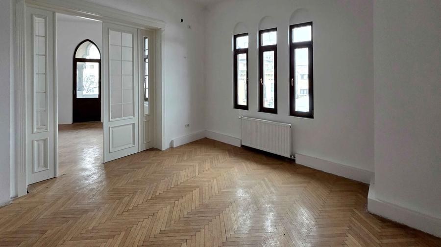 Apartament cu 3 camere în P-ța Unirii