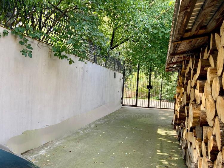Casă individuală cu 5 camere cu Teren 2000 Mp în Central