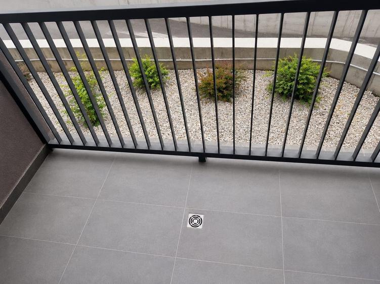 Apartament cu 4 camere semidecomandat în Florești