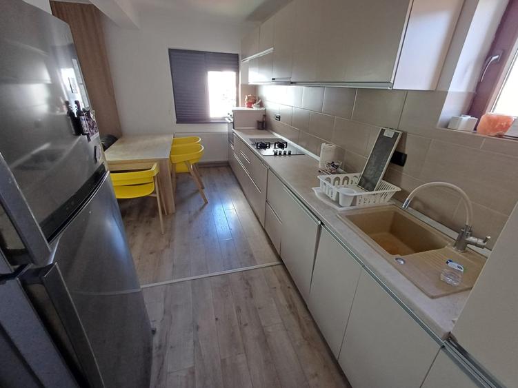 Apartament cu 3 camere semidecomandat în Militari